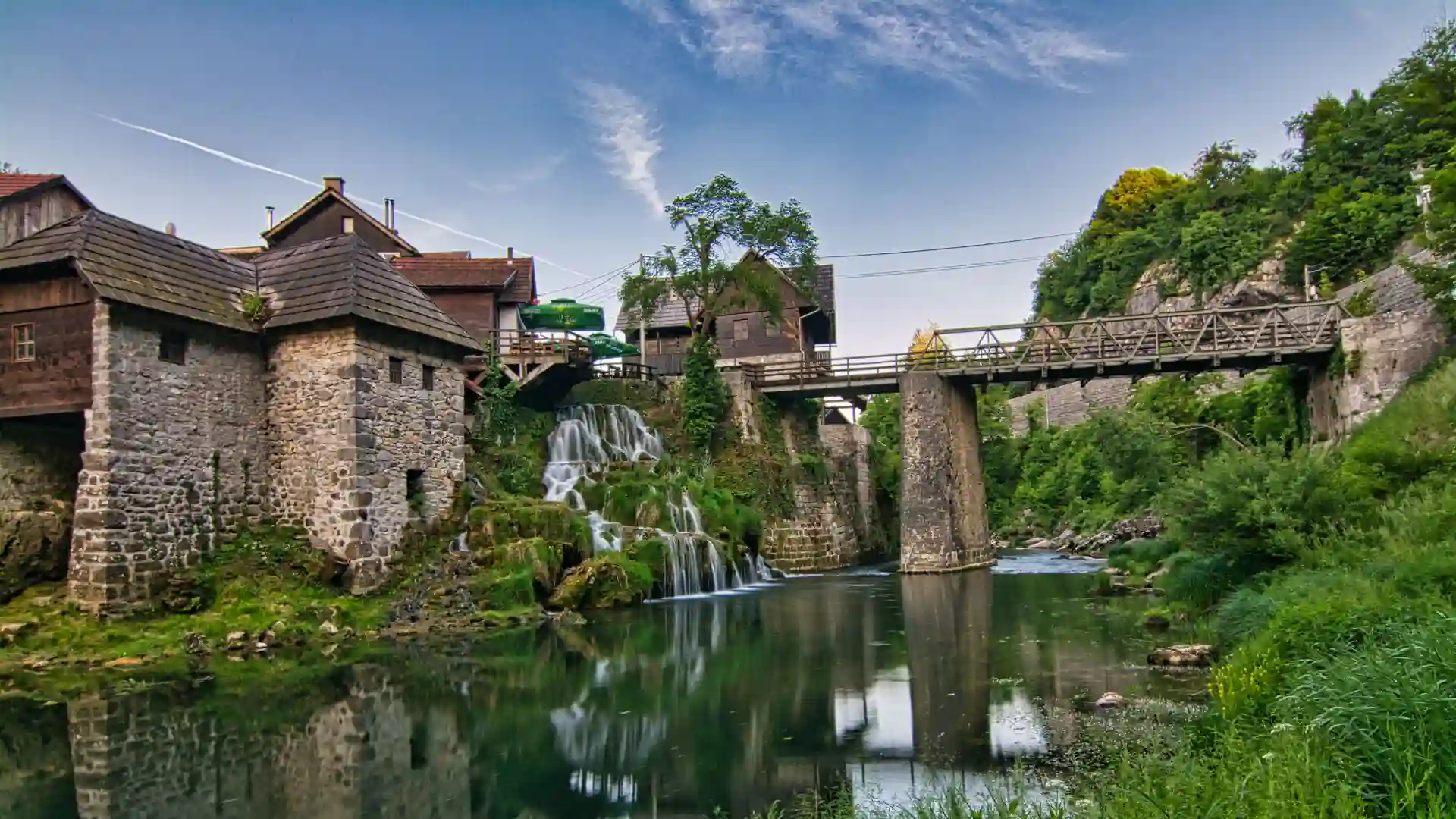 Breathtaking view of the Korana river and village of Rastoke, Slunj, Croatia Očaravajući pogled na rijeku Koranu i slikovite Rastoke u Slunju, Hrvatska