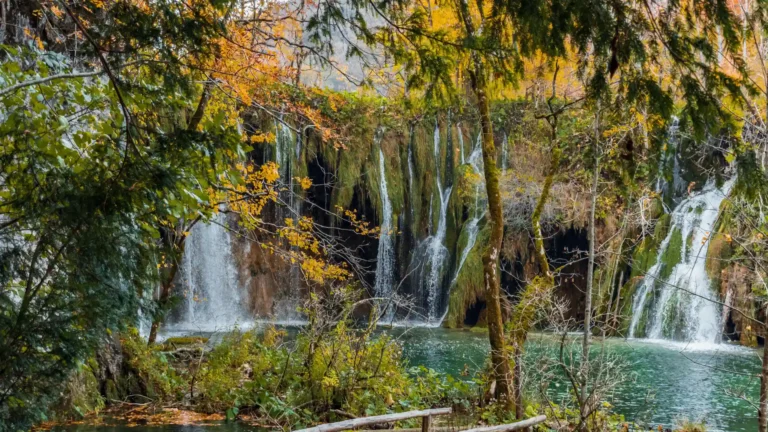 Prekrasan jesenski krajolik i vodopad u Nacionalnom parku Plitvička jezera u Hrvatskoj