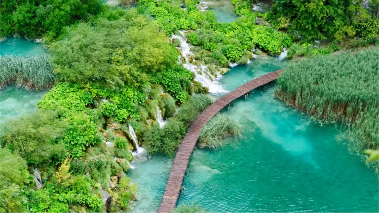 Prekrasni vodopadi u Nacionalnom parku Plitvička jezera, Hrvatska