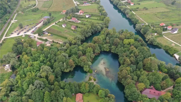 Zračni pogled na zaljev u obliku srca na rijeci Uni u Bosni i Hercegovini