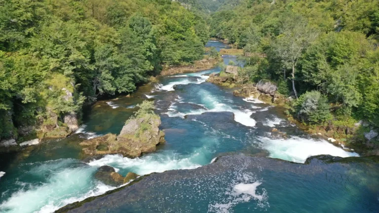 Čudesni vodopad Štrbački buk na rijeci Uni u Nacionalnom parku Una