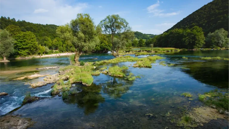 Prekrasan prizor rijeke Une u Bosni i Hercegovini