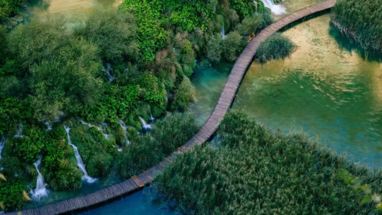 Prekrasni vodopadi u Nacionalnom parku Plitvička jezera u Hrvatskoj