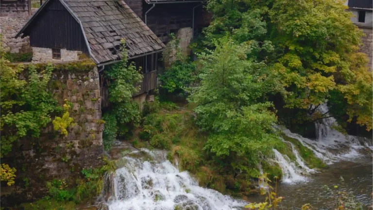 Slap u kanjonu rijeke Korane, u slikovitom naselju Rastoke pokraj Slunja, Hrvatska