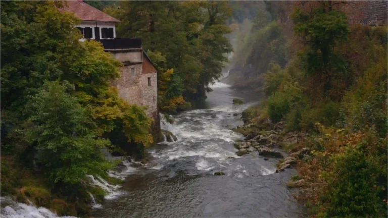Slap u kanjonu rijeke Korane, u slikovitom naselju Rastoke pokraj Slunja, Hrvatska