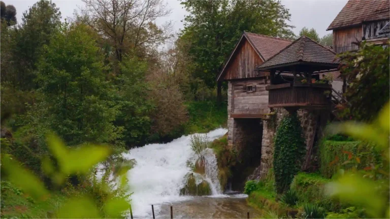 Slap u kanjonu rijeke Korane, u slikovitom naselju Rastoke pokraj Slunja, Hrvatska