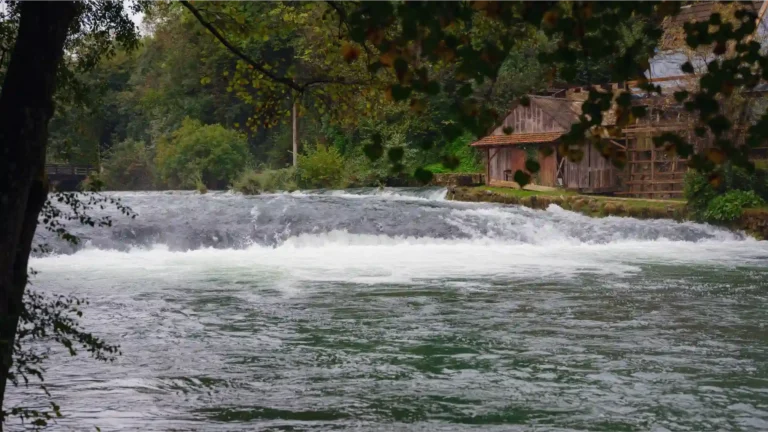 Slap u kanjonu rijeke Korane, u slikovitom naselju Rastoke pokraj Slunja, Hrvatska