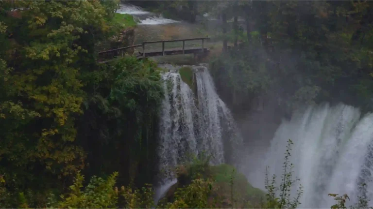 Slap u kanjonu rijeke Korane, u slikovitom naselju Rastoke pokraj Slunja, Hrvatska