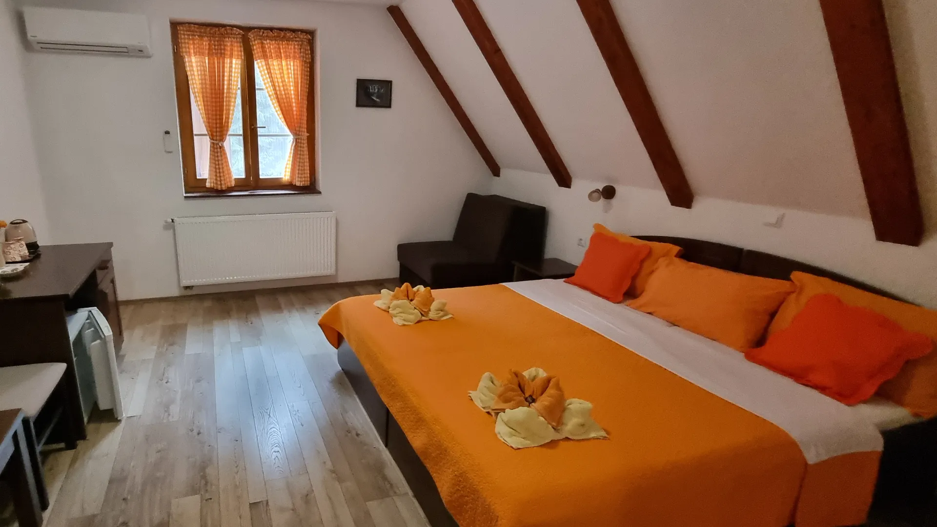 Room 15 - Deluxe room Sunrise Peak-02