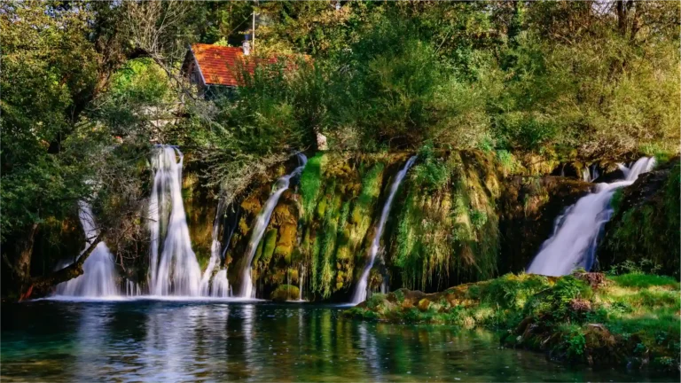 Slap u kanjonu rijeke Korane, u slikovitom naselju Rastoke pokraj Slunja, Hrvatska