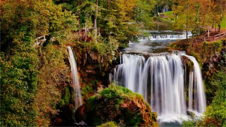 Slap u kanjonu rijeke Korane, u slikovitom naselju Rastoke pokraj Slunja, Hrvatska