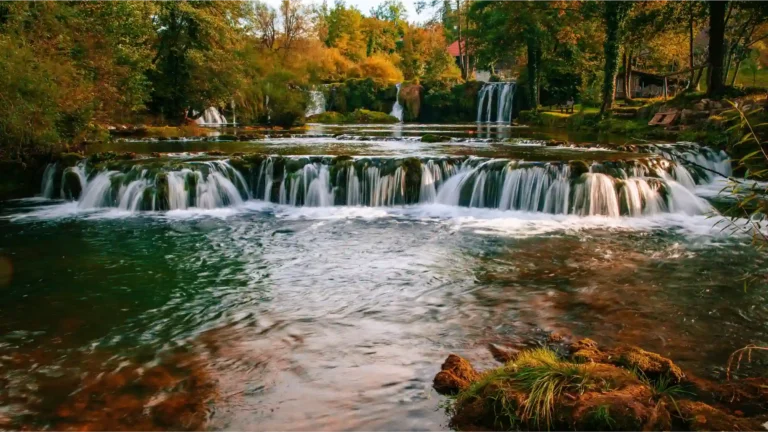 Slap u kanjonu rijeke Korane, u slikovitom naselju Rastoke pokraj Slunja, Hrvatska