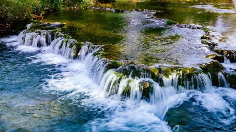 Slap u kanjonu rijeke Korane, u slikovitom naselju Rastoke pokraj Slunja, Hrvatska